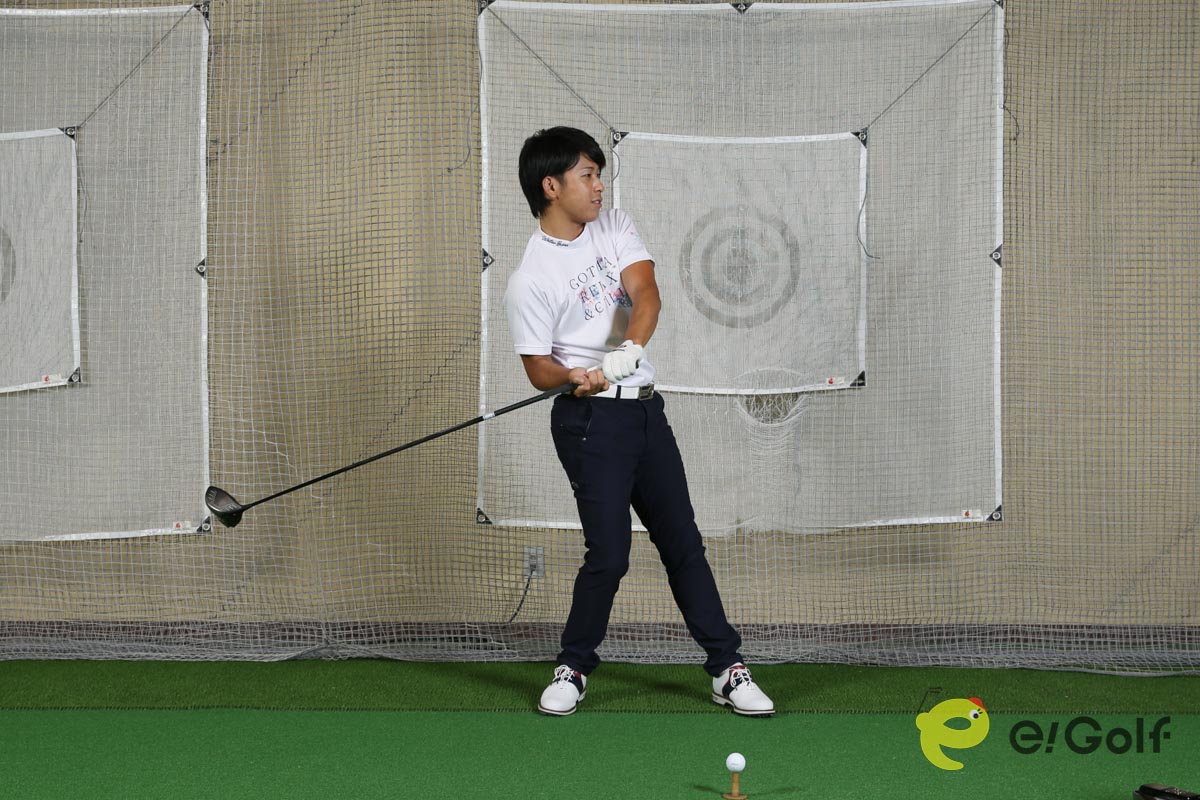 切り返しで力を入れると、体重が右足に残ったままスイングするので、ヘッドスピードが上がらない