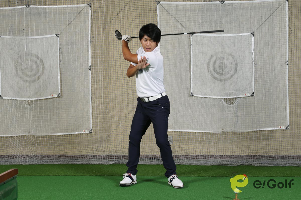 ヘッドスピードがMAXになるポイントを意識しながら、フィニッシュまで一気に振り抜く