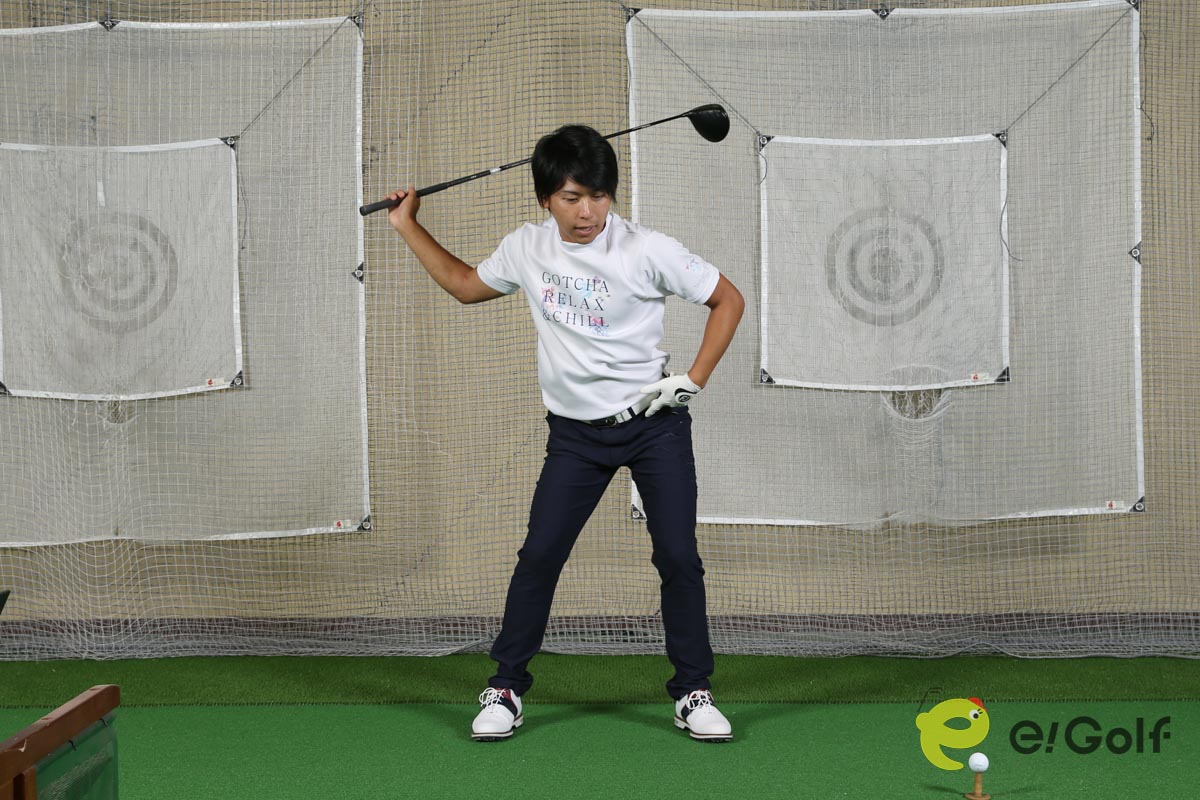 ダウンスイングは腰が回り、体重が左足に移動してから腕を下ろす