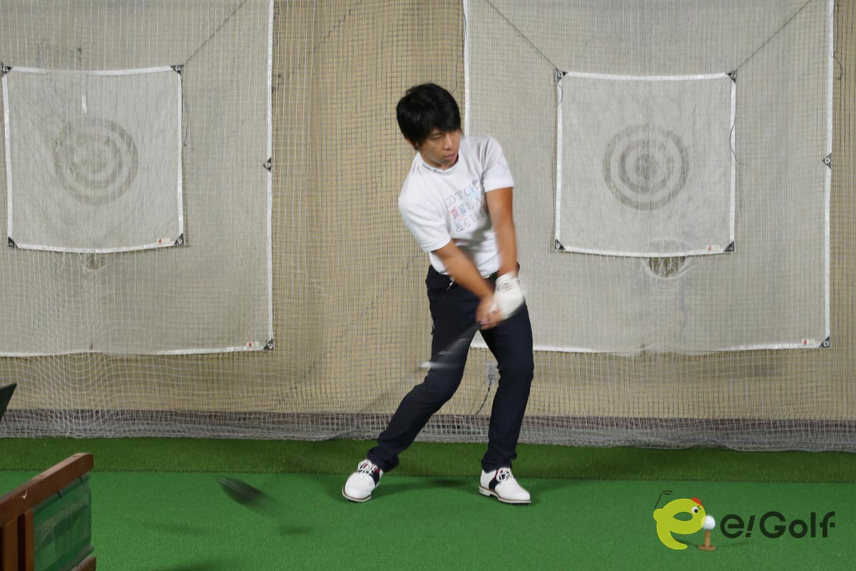 ダウンスイングは腰が回り、体重が左足に移動してから腕を下ろす