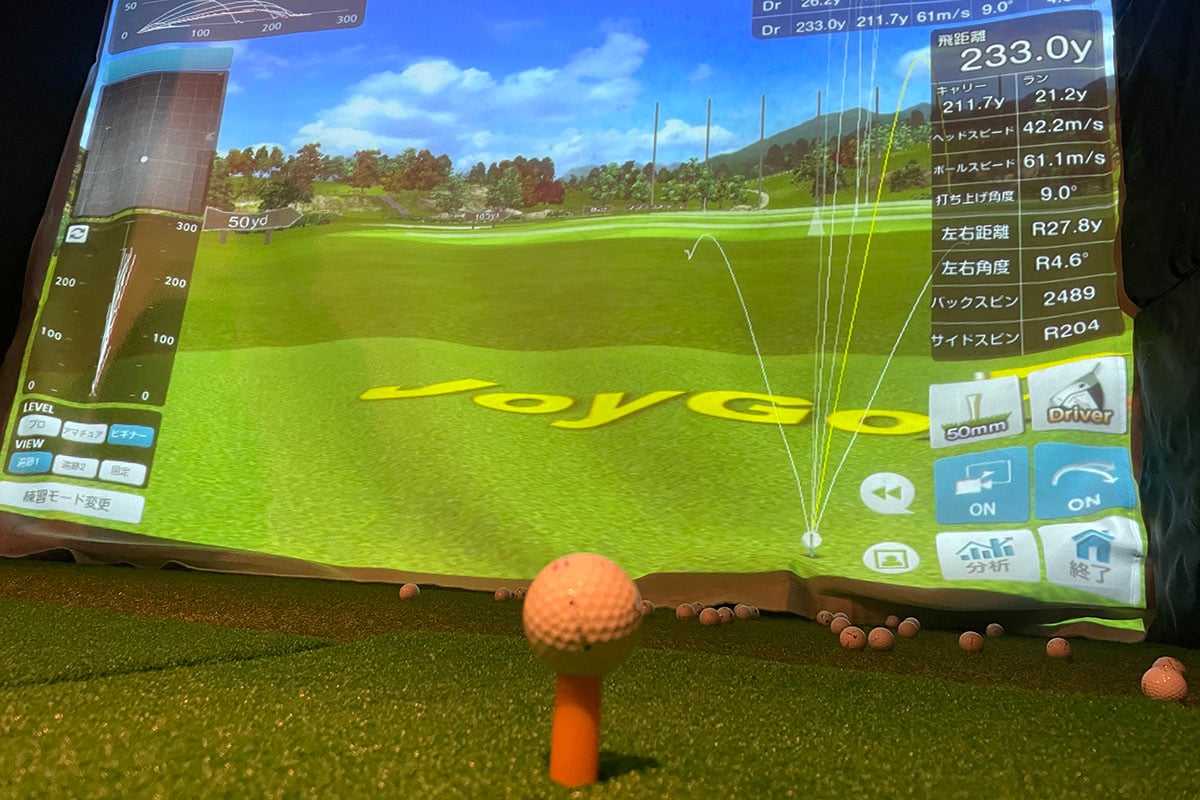 シミュレーションゴルフで実戦的な練習もできる「ゴルフバー」