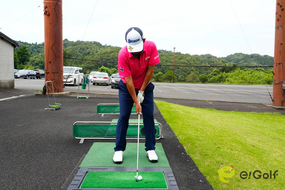 スプリットハンドで構えたら、体の回転でボールを20ヤード先に打つ
