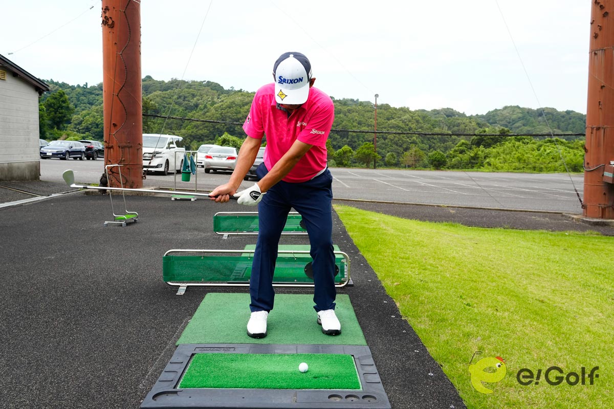 スプリットハンドで構えたら、体の回転でボールを20ヤード先に打つ
