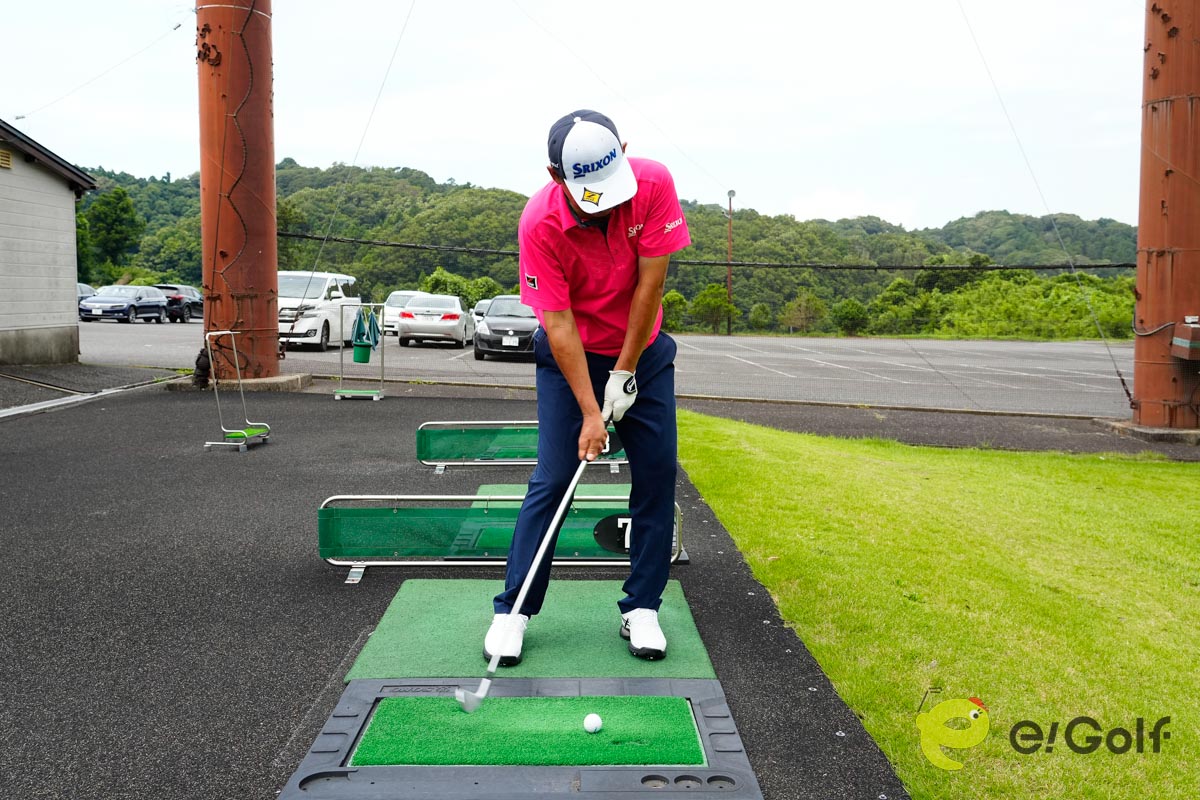スプリットハンドで構えたら、体の回転でボールを20ヤード先に打つ