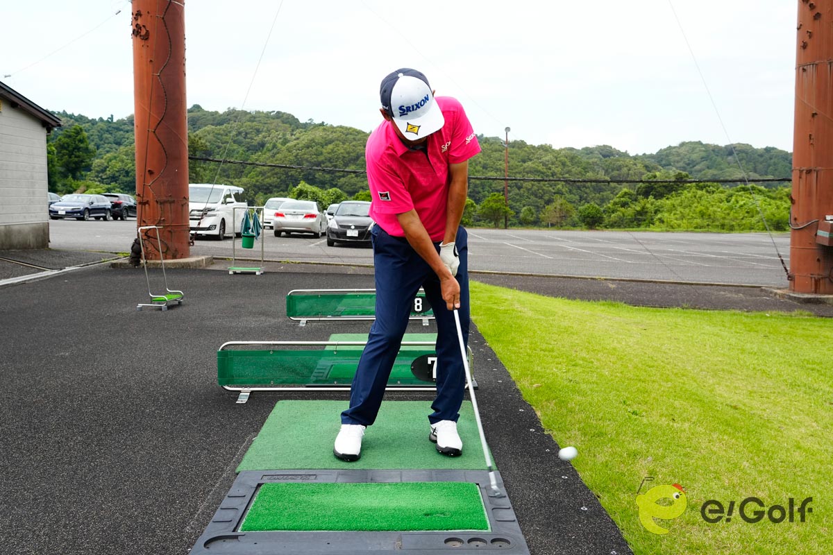 スプリットハンドで構えたら、体の回転でボールを20ヤード先に打つ