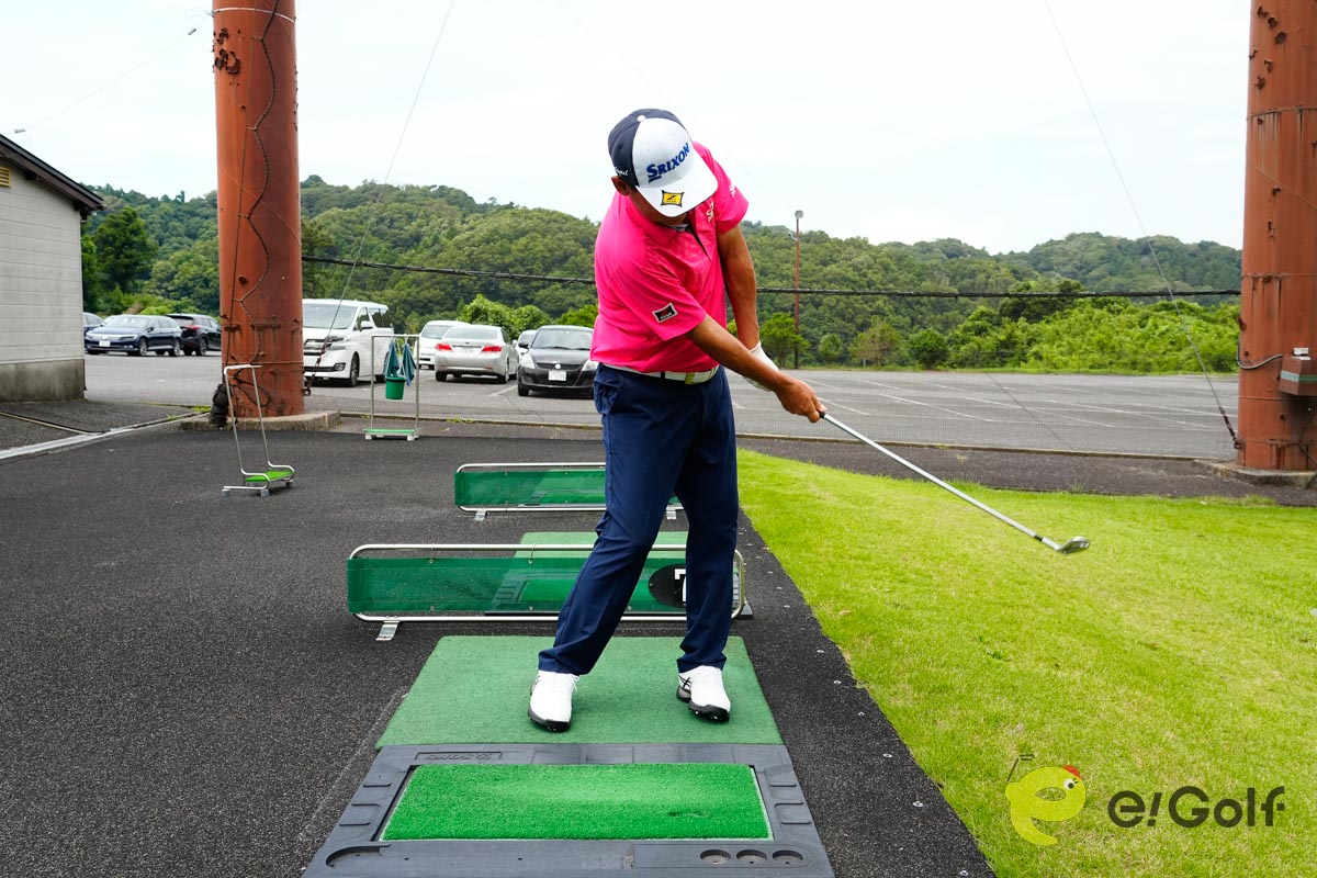 スプリットハンドで構えたら、体の回転でボールを20ヤード先に打つ