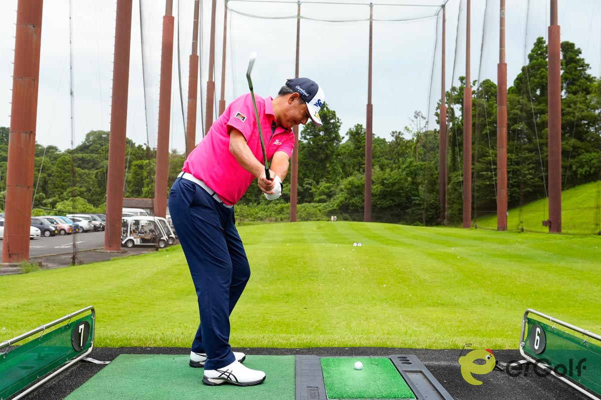 オープンスタンス、体のラインを目標の右に向けて構えたら、スタンスのラインに沿ってクラブを上げて下ろし、目標の左に向かってクラブを振り抜く