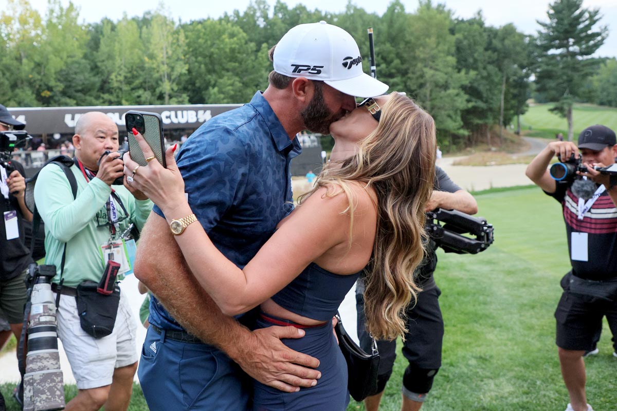 リブゴルフ第4戦ボストン大会で個人優勝し、妻のポーリナさんと熱い口づけを交わすダスティン・ジョンソン　写真：Getty Images