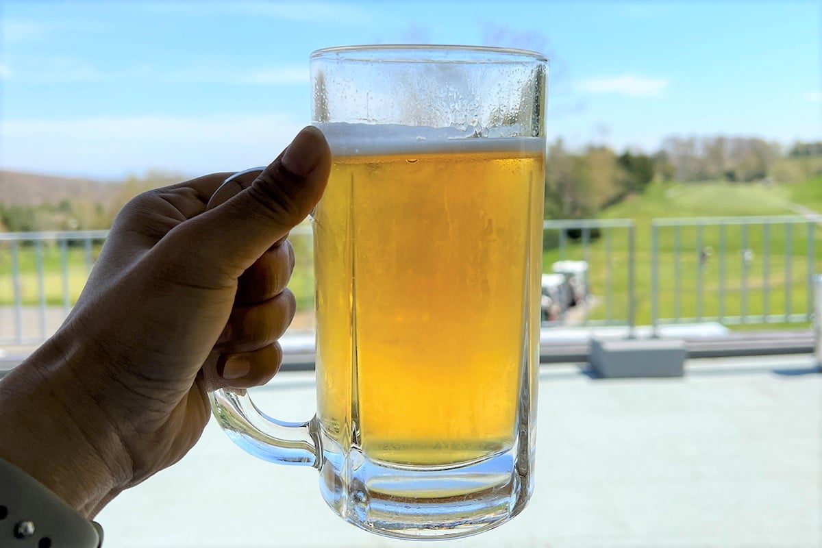 「ビール飲んで頑張るぞー！」→ゴルフカートの運転は飲酒運転にならないの？