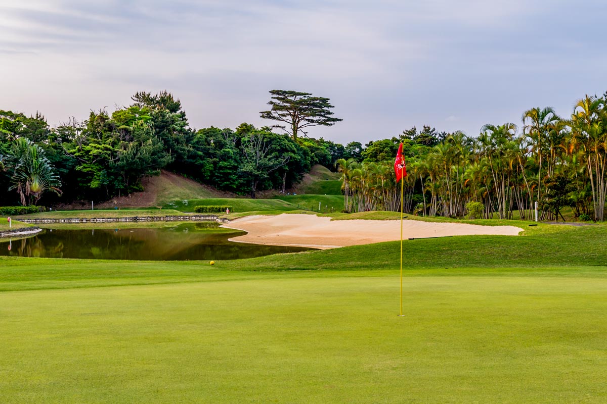 冬場も半袖でプレーできる沖縄県のカヌチャゴルフコース。お金があれば、こういうリゾートに滞在してゴルフ三昧もあり？