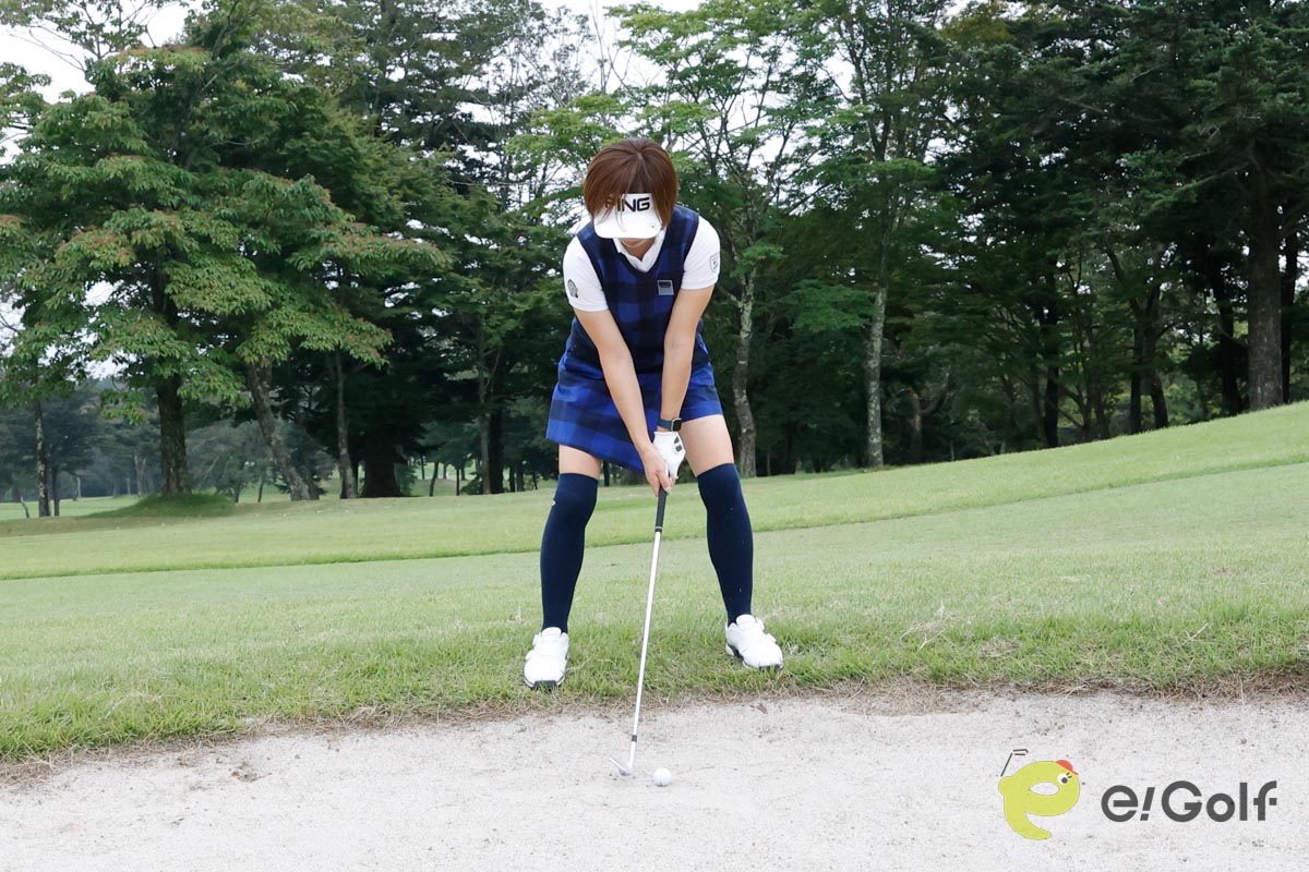 スタンスを広めにし、胸板をボールに向ける意識で前傾を深くしてアドレス。おなかのねじり戻しでクラブを動かし、フォローを出そうとせずに、インパクトでスイングを終えるイメージ