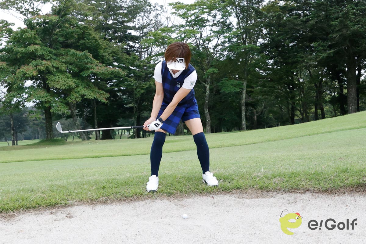 スタンスを広めにし、胸板をボールに向ける意識で前傾を深くしてアドレス。おなかのねじり戻しでクラブを動かし、フォローを出そうとせずに、インパクトでスイングを終えるイメージ