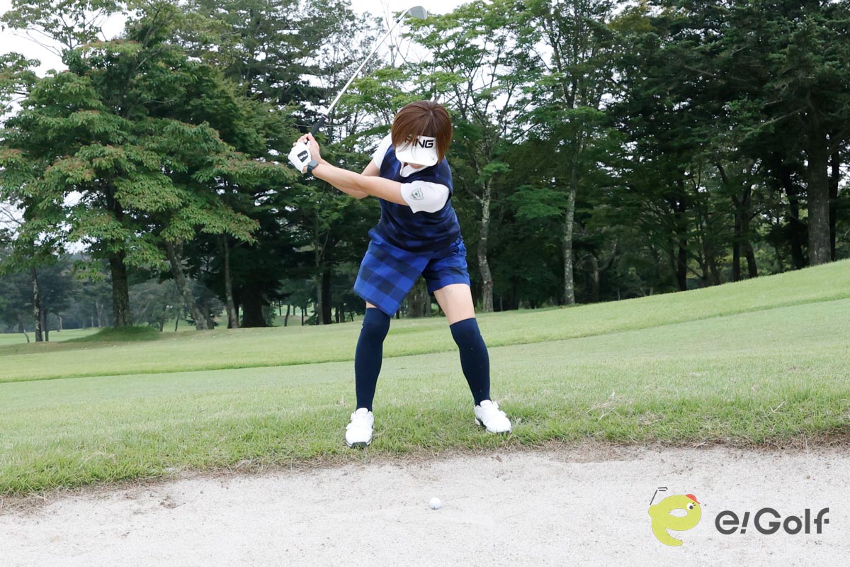 スタンスを広めにし、胸板をボールに向ける意識で前傾を深くしてアドレス。おなかのねじり戻しでクラブを動かし、フォローを出そうとせずに、インパクトでスイングを終えるイメージ