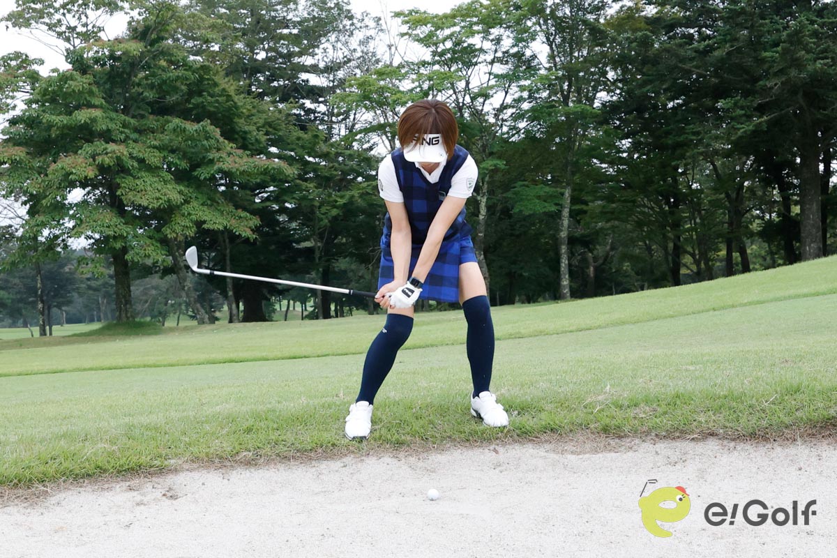 スタンスを広めにし、胸板をボールに向ける意識で前傾を深くしてアドレス。おなかのねじり戻しでクラブを動かし、フォローを出そうとせずに、インパクトでスイングを終えるイメージ