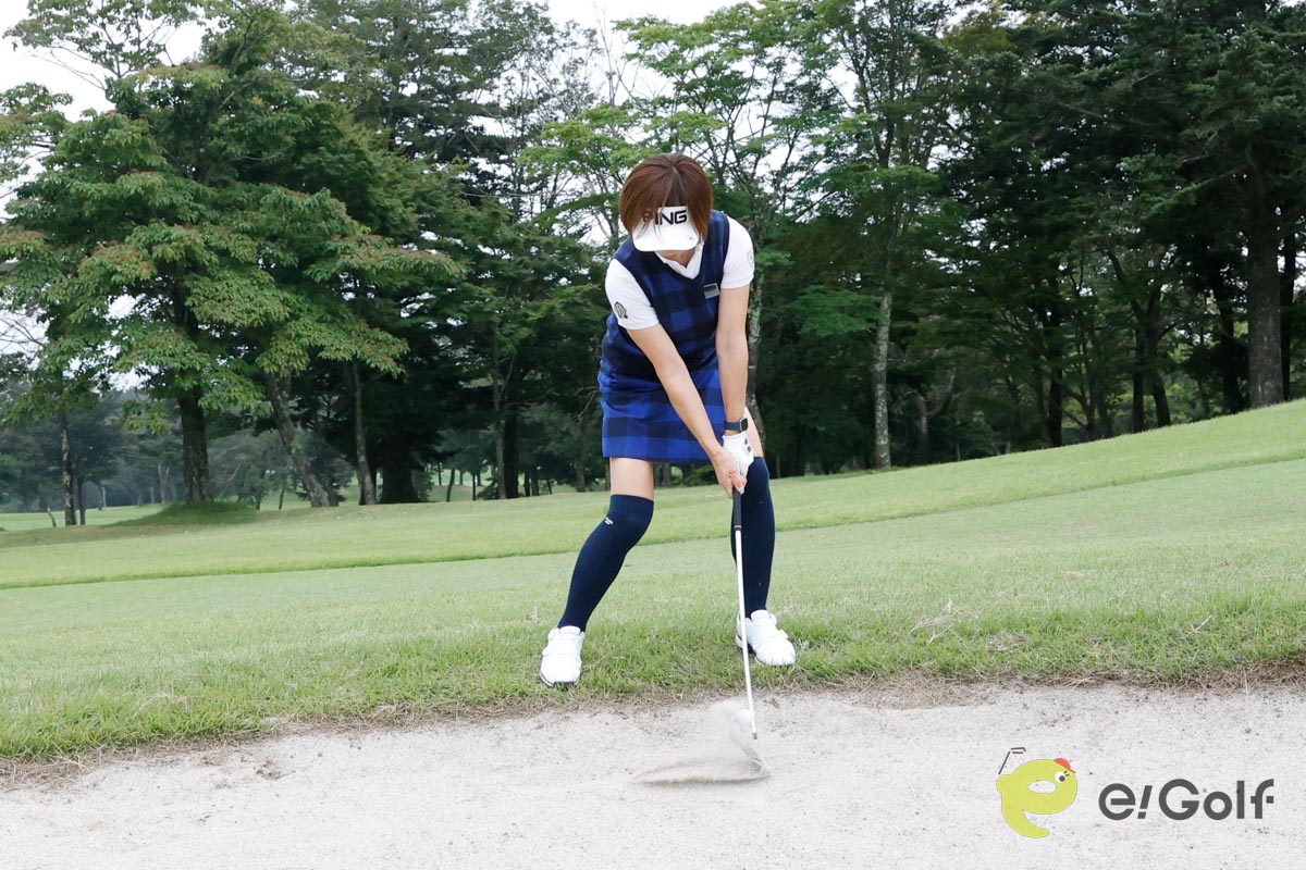 スタンスを広めにし、胸板をボールに向ける意識で前傾を深くしてアドレス。おなかのねじり戻しでクラブを動かし、フォローを出そうとせずに、インパクトでスイングを終えるイメージ