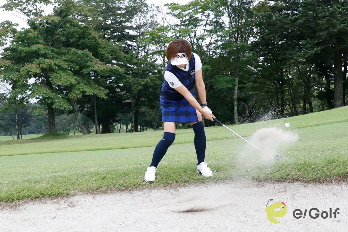 スタンスを広めにし、胸板をボールに向ける意識で前傾を深くしてアドレス。おなかのねじり戻しでクラブを動かし、フォローを出そうとせずに、インパクトでスイングを終えるイメージ