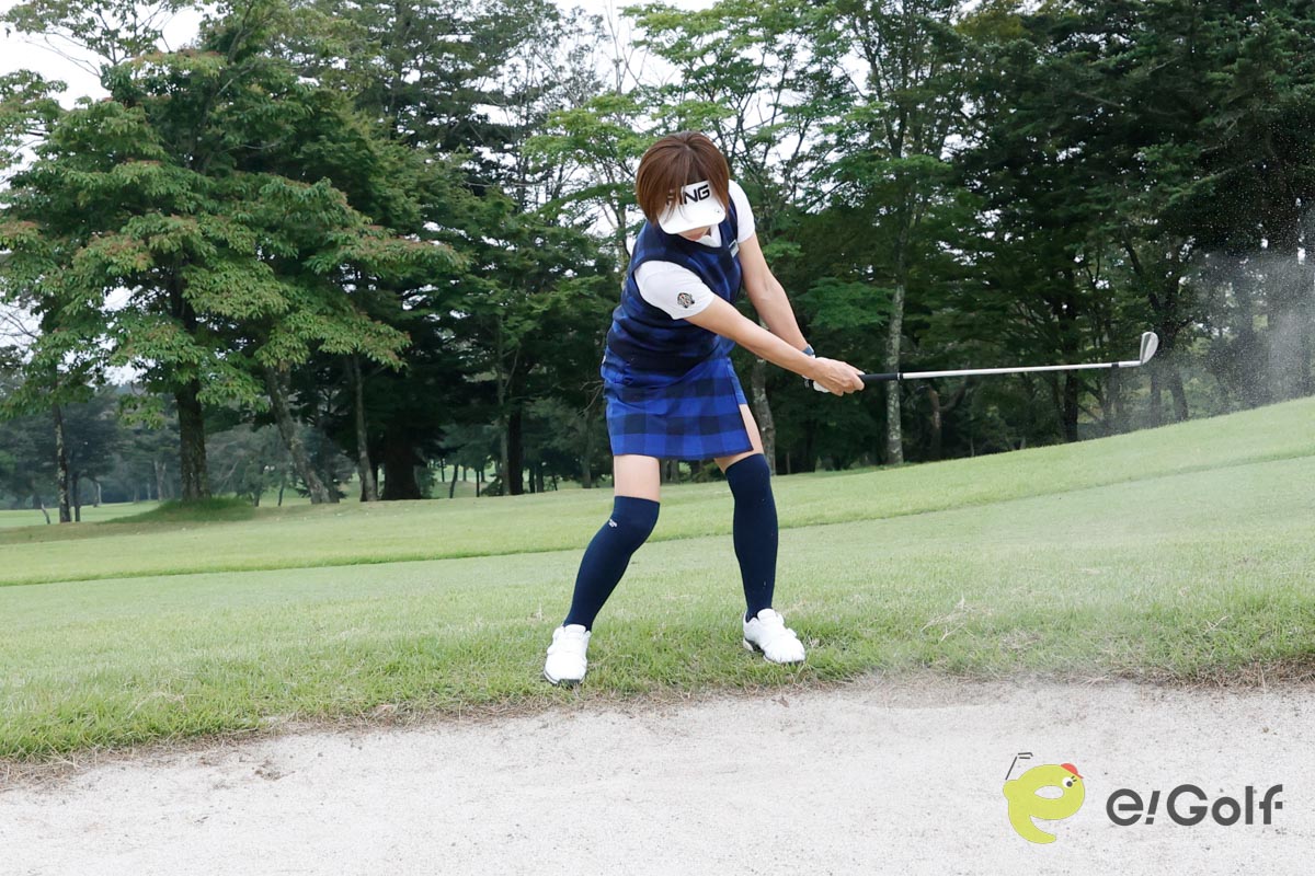 スタンスを広めにし、胸板をボールに向ける意識で前傾を深くしてアドレス。おなかのねじり戻しでクラブを動かし、フォローを出そうとせずに、インパクトでスイングを終えるイメージ