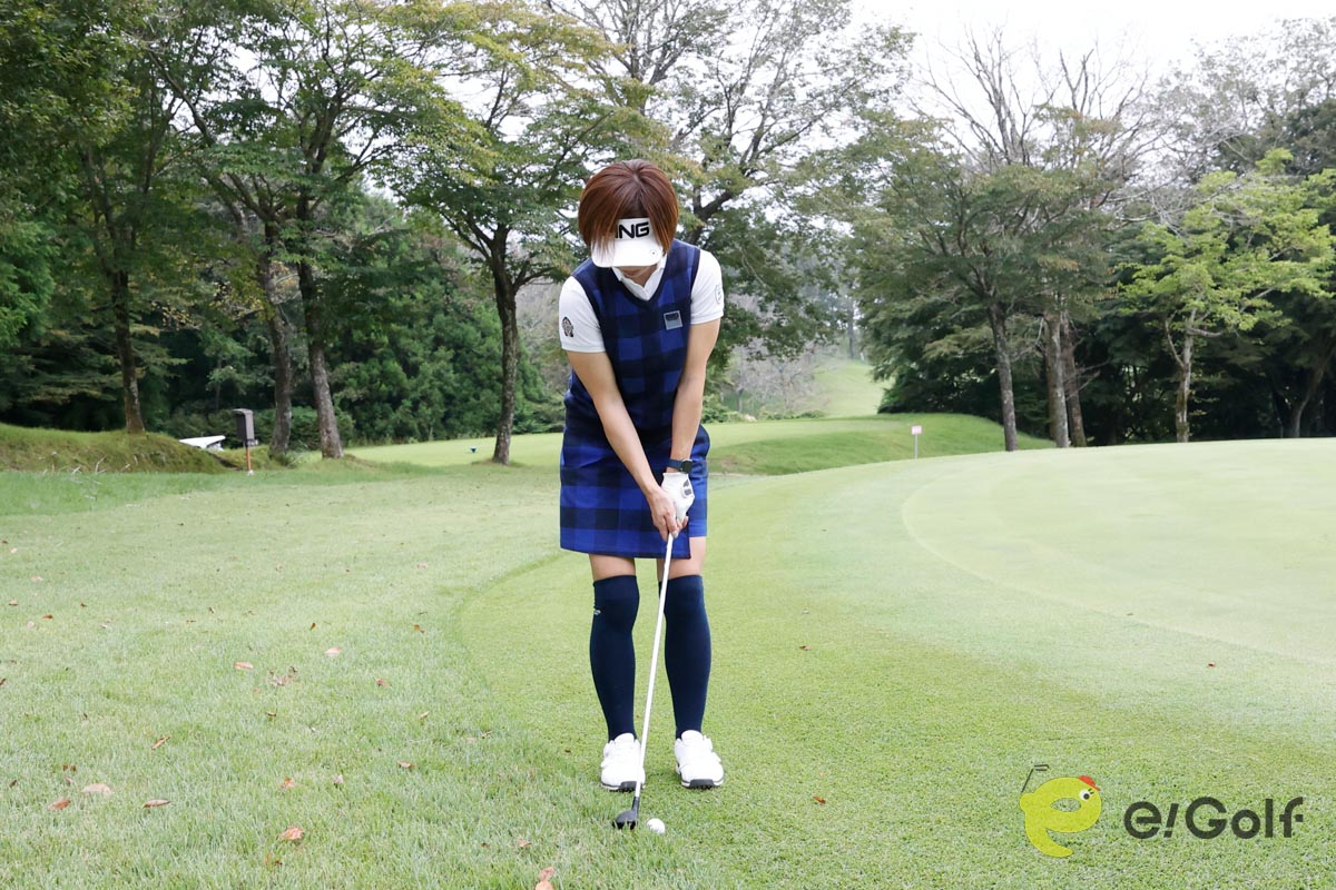 クラブを短く持って、左体重、オープンスタンスでアドレス。手首を使ってバックスイングし、ヘッドの重さを利用してクラブを振り下ろすだけで、ボールが勢いよく飛び出す