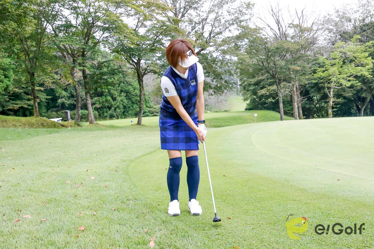 クラブを短く持って、左体重、オープンスタンスでアドレス。手首を使ってバックスイングし、ヘッドの重さを利用してクラブを振り下ろすだけで、ボールが勢いよく飛び出す