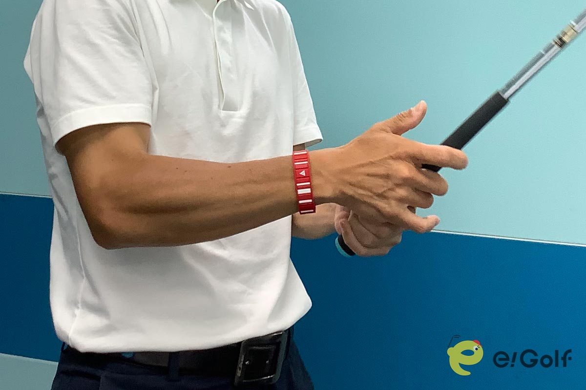 指に引っかかりやすい「バックラインあり」のグリップは、リキミがちなビギナーにはオススメ