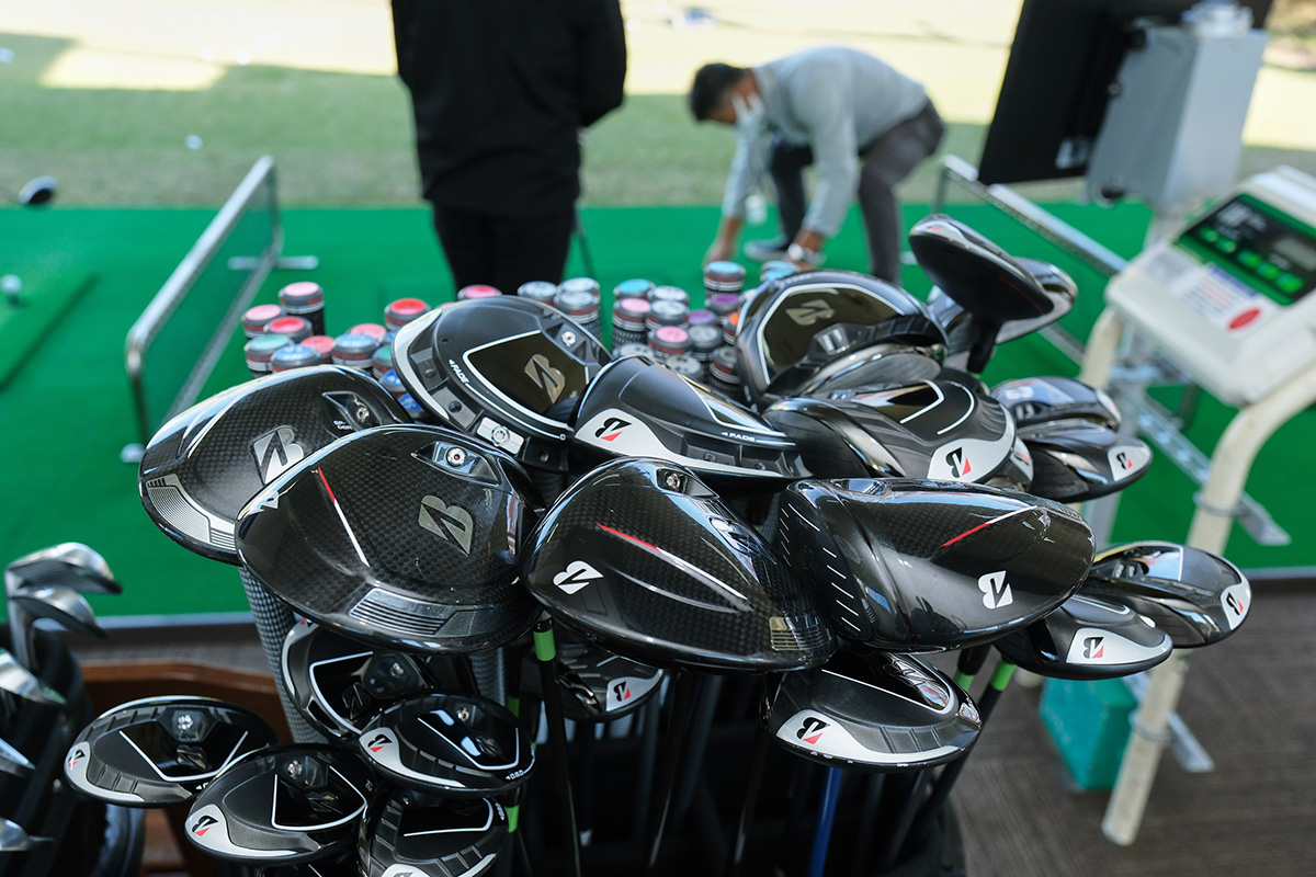 会場にはさまざまな種類のクラブとシャフトが