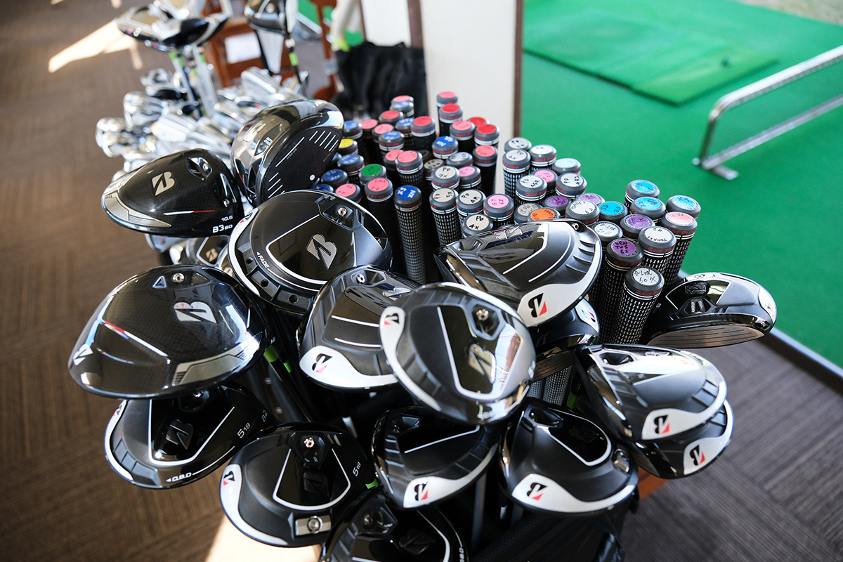 会場にはさまざまな種類のクラブとシャフトが