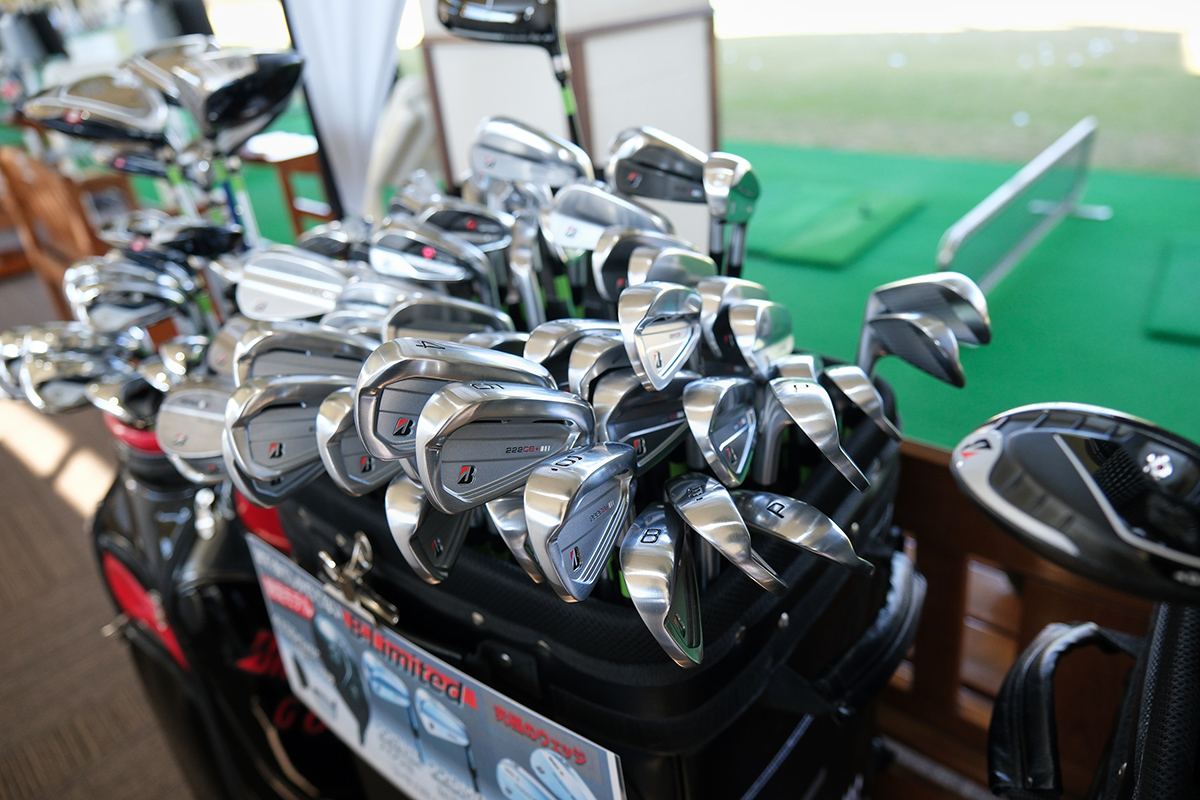 会場にはさまざまな種類のクラブとシャフトが