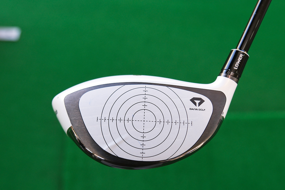 フェース面に打点の跡がつくショットマーカーを装着