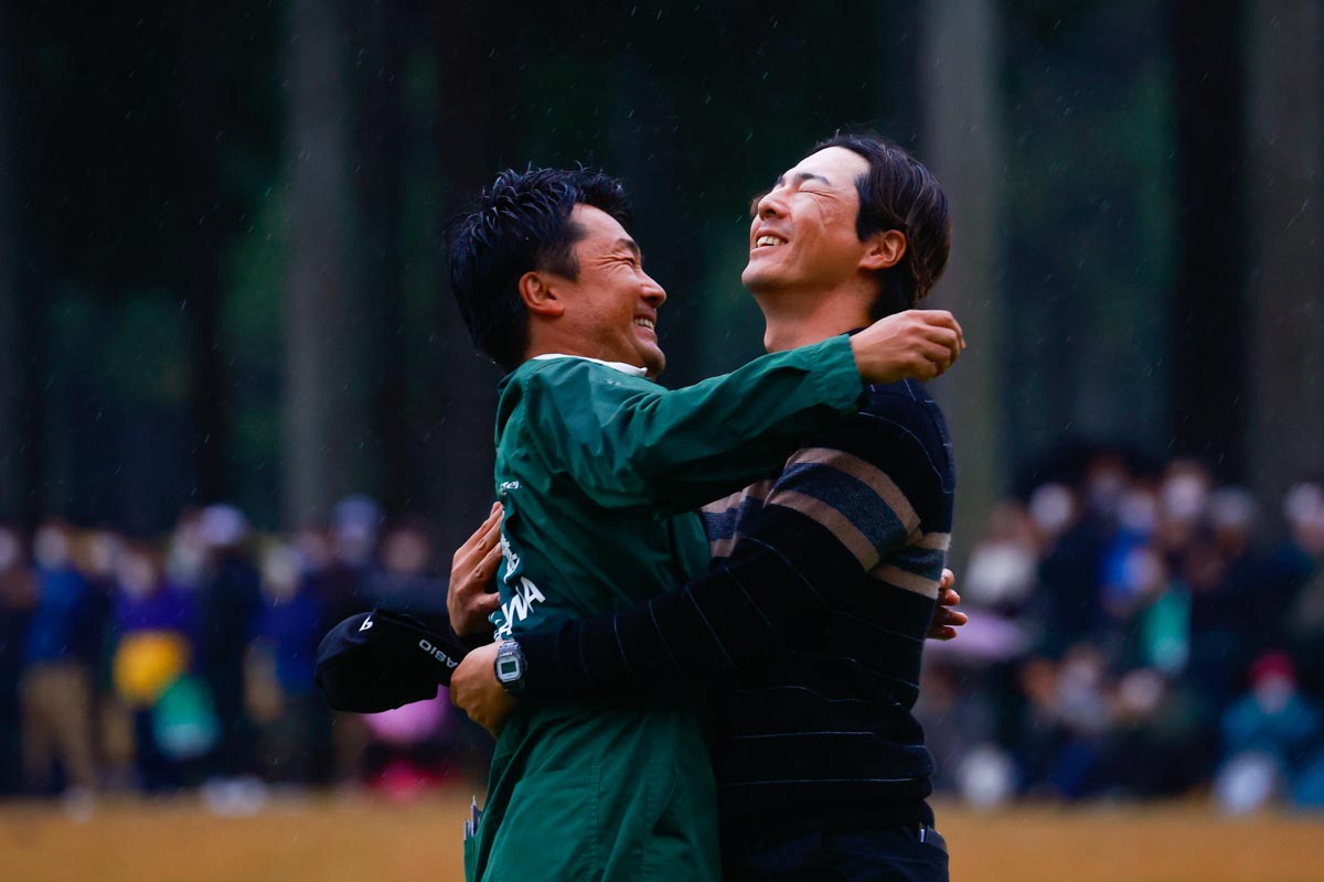 3年ぶりの優勝を決め、キャディーと抱き合って喜ぶ石川遼　写真:JGTO Images