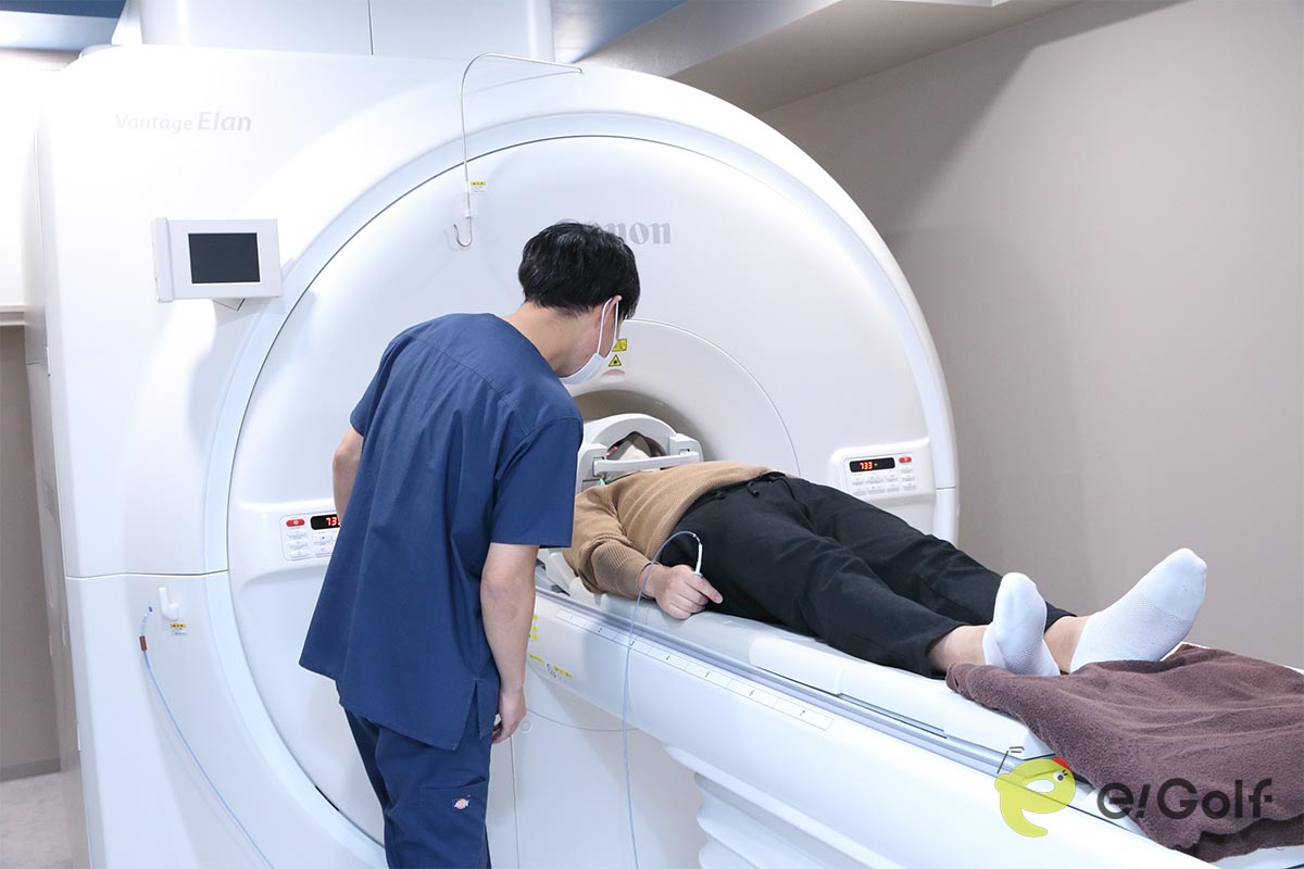 MRIでの「スマート脳ドック」の模様。短い時間で検査できるのは、あらかじめ脳ドック専用のセッティングをしているからだそう　写真：山上 忠