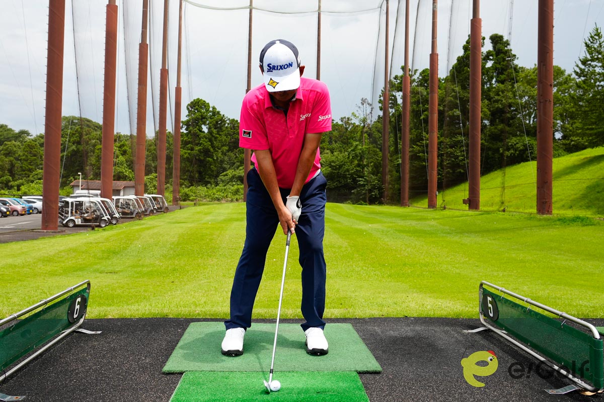 ボールを通常よりも右に置き、ハンドファーストに構える。体重配分は左足に7割、右足に3割