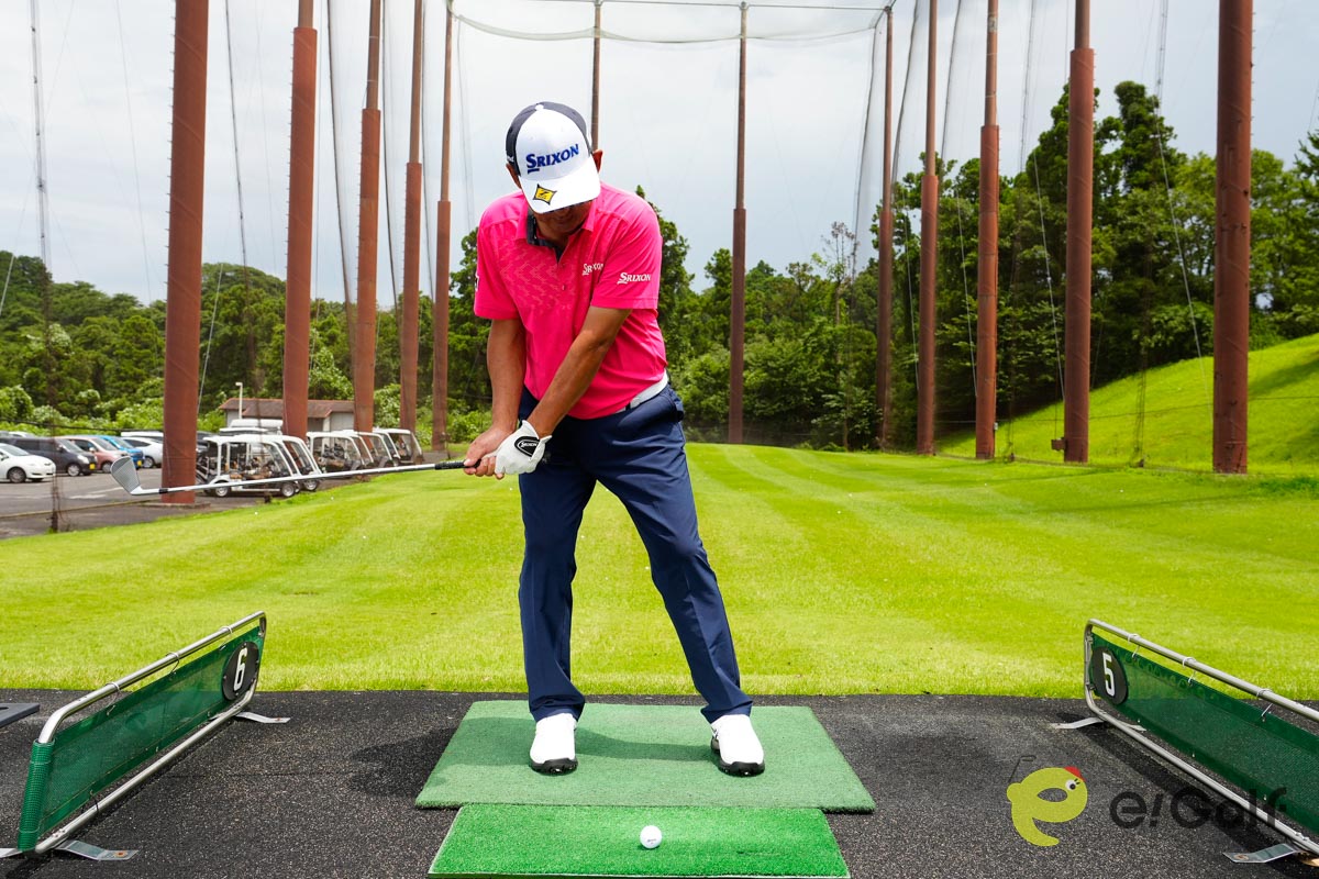 バックスイングで右足に体重が乗ると、ダウンスイングで上体が突っ込みやすいので要注意