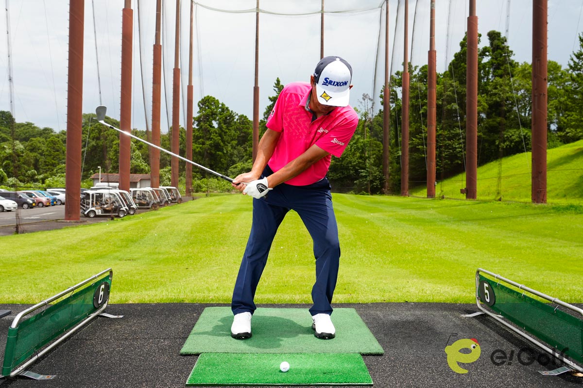 バックスイングで右足に体重が乗ると、ダウンスイングで上体が突っ込みやすいので要注意