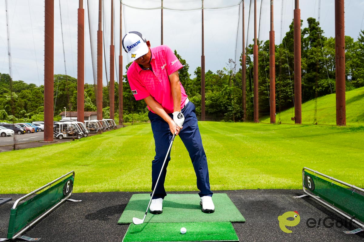 上体の突っ込みを防ぐと右足体重でインパクトを迎えるので球が上がってしまう