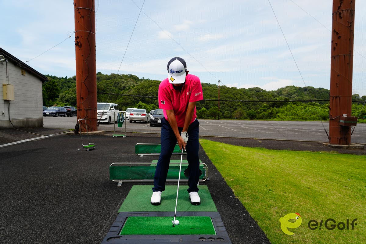 低いボールを打つ時はハンドファーストに構え、左足体重をキープしたまま、コンパクトなスイングを心がける