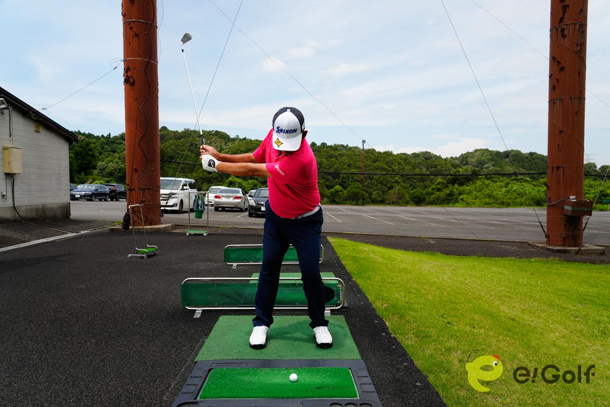 低いボールを打つ時はハンドファーストに構え、左足体重をキープしたまま、コンパクトなスイングを心がける