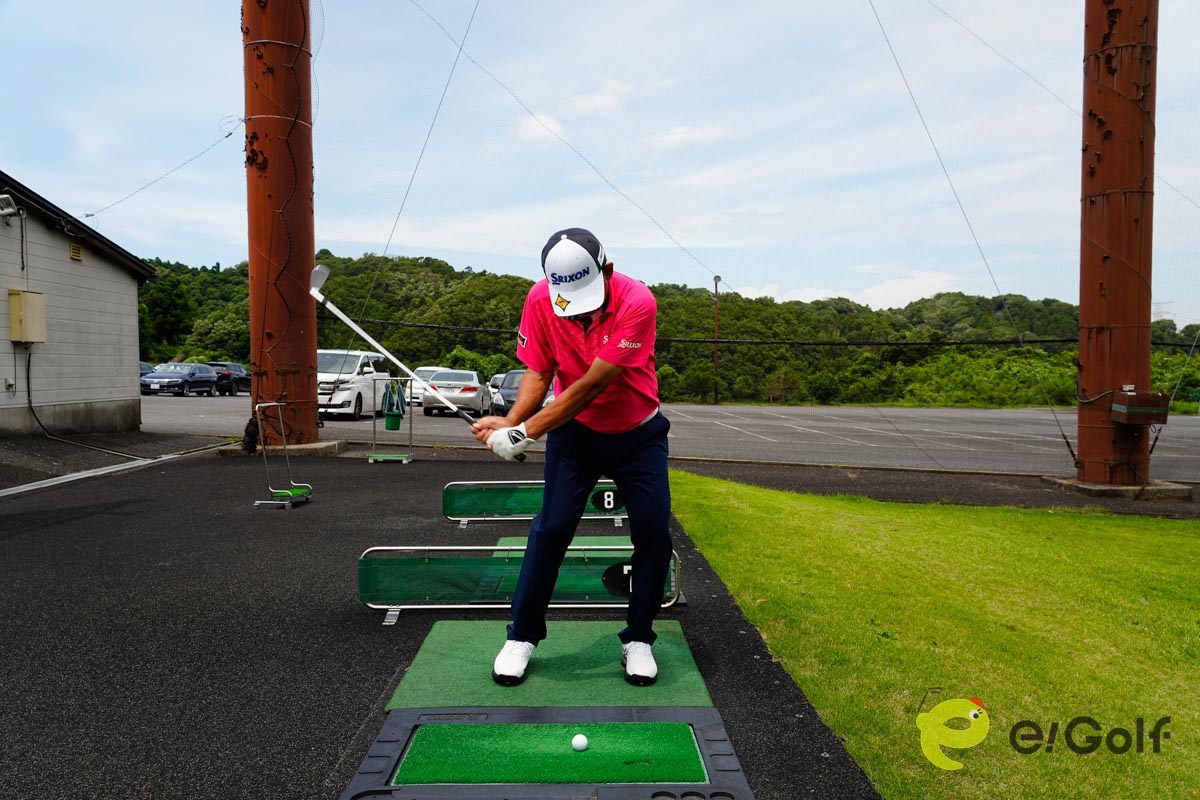 低いボールを打つ時はハンドファーストに構え、左足体重をキープしたまま、コンパクトなスイングを心がける