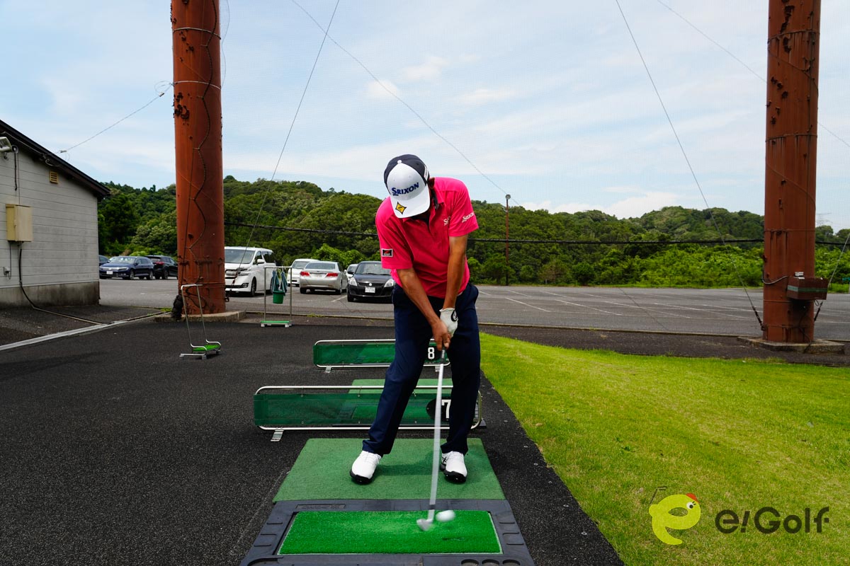 低いボールを打つ時はハンドファーストに構え、左足体重をキープしたまま、コンパクトなスイングを心がける