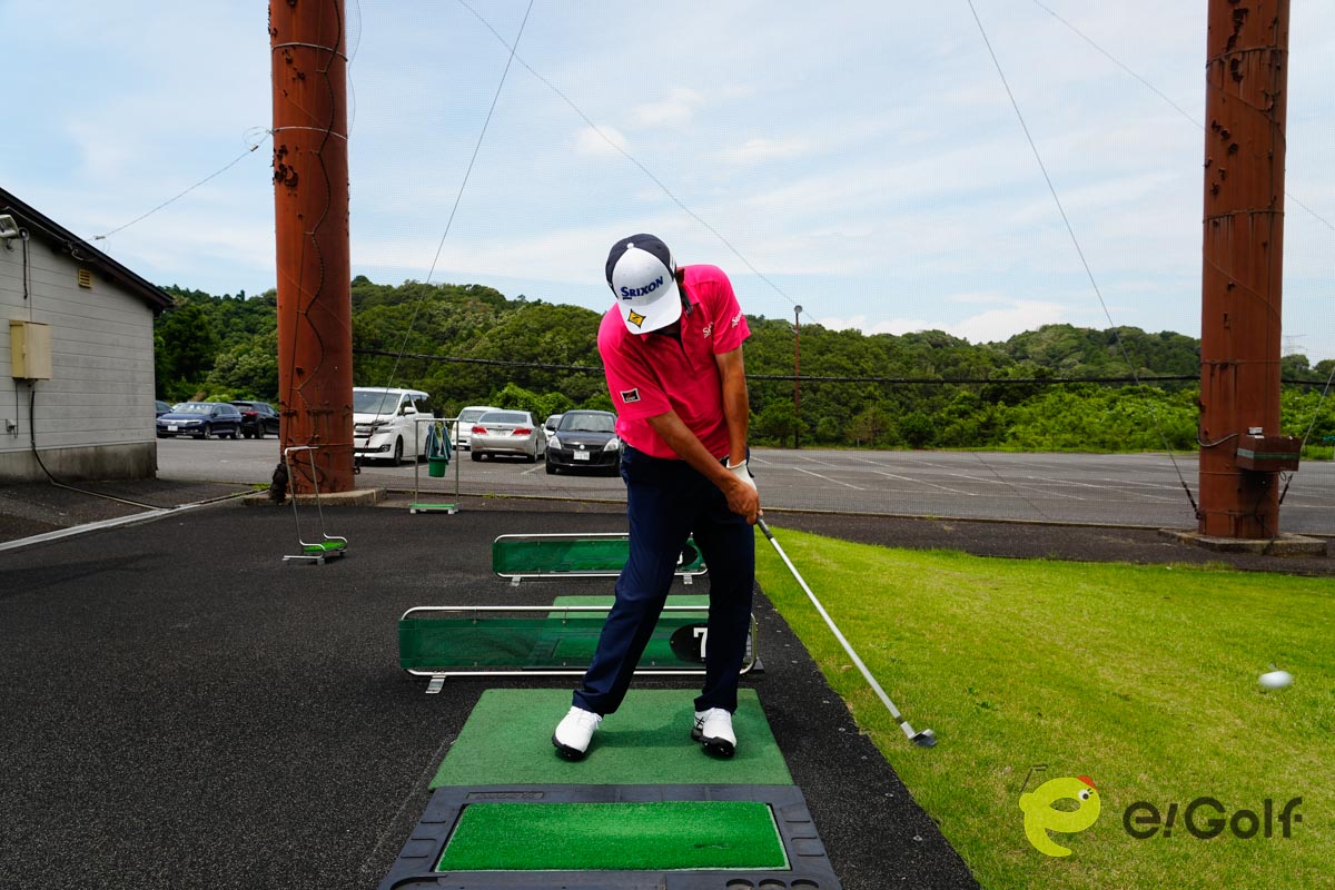 低いボールを打つ時はハンドファーストに構え、左足体重をキープしたまま、コンパクトなスイングを心がける