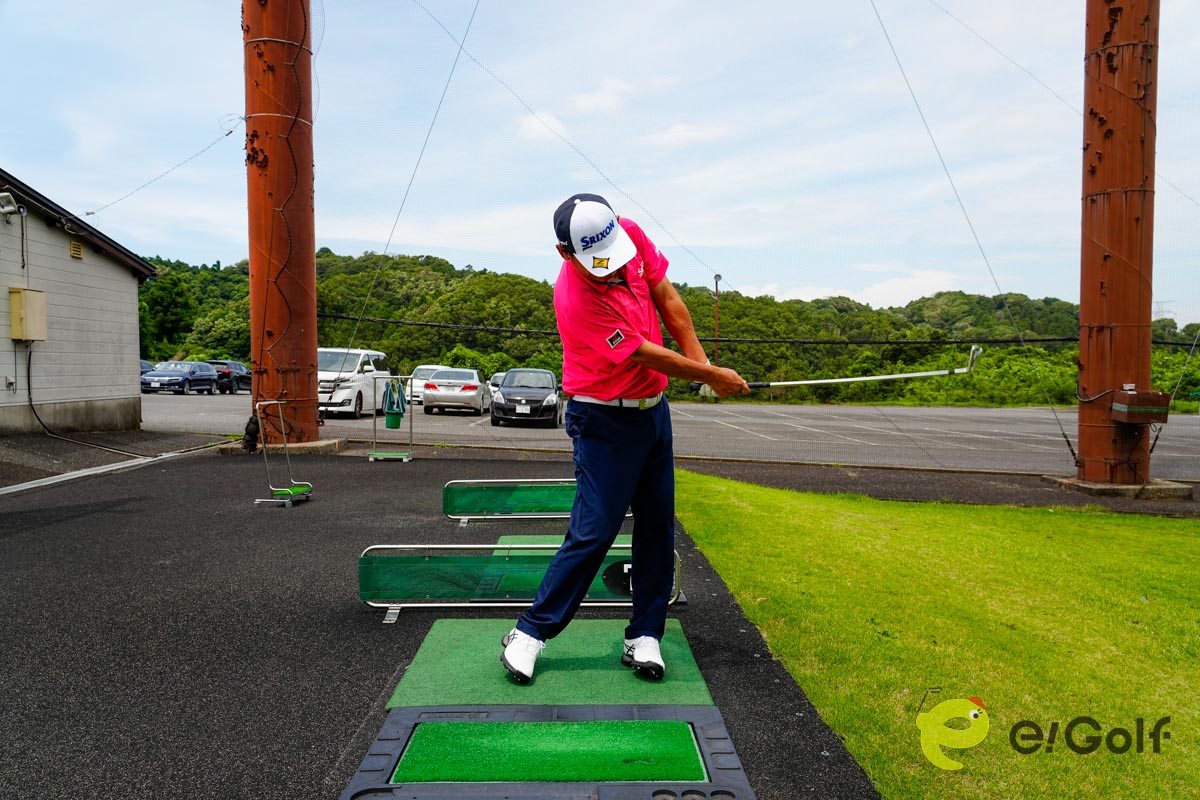 低いボールを打つ時はハンドファーストに構え、左足体重をキープしたまま、コンパクトなスイングを心がける