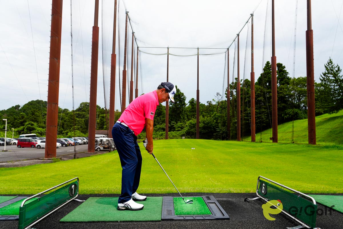 低いボールを打つ時はハンドファーストに構え、左足体重をキープしたまま、コンパクトなスイングを心がける