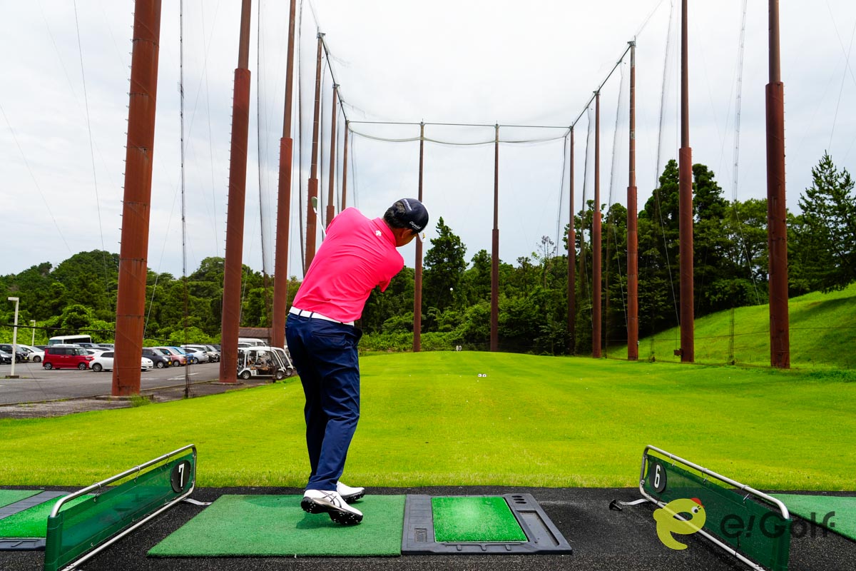 低いボールを打つ時はハンドファーストに構え、左足体重をキープしたまま、コンパクトなスイングを心がける