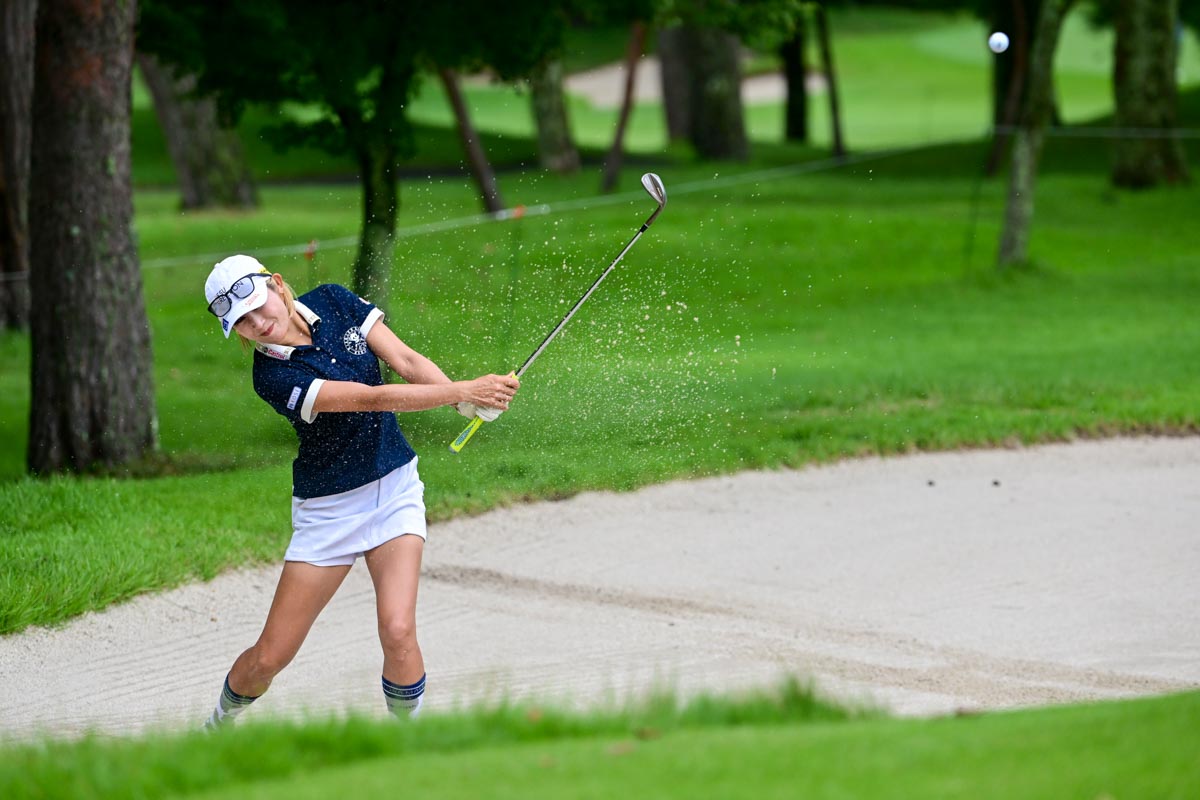 金田久美子のバンカーショット。かなりクラブを短く握っているのが分かる　写真：Getty Images