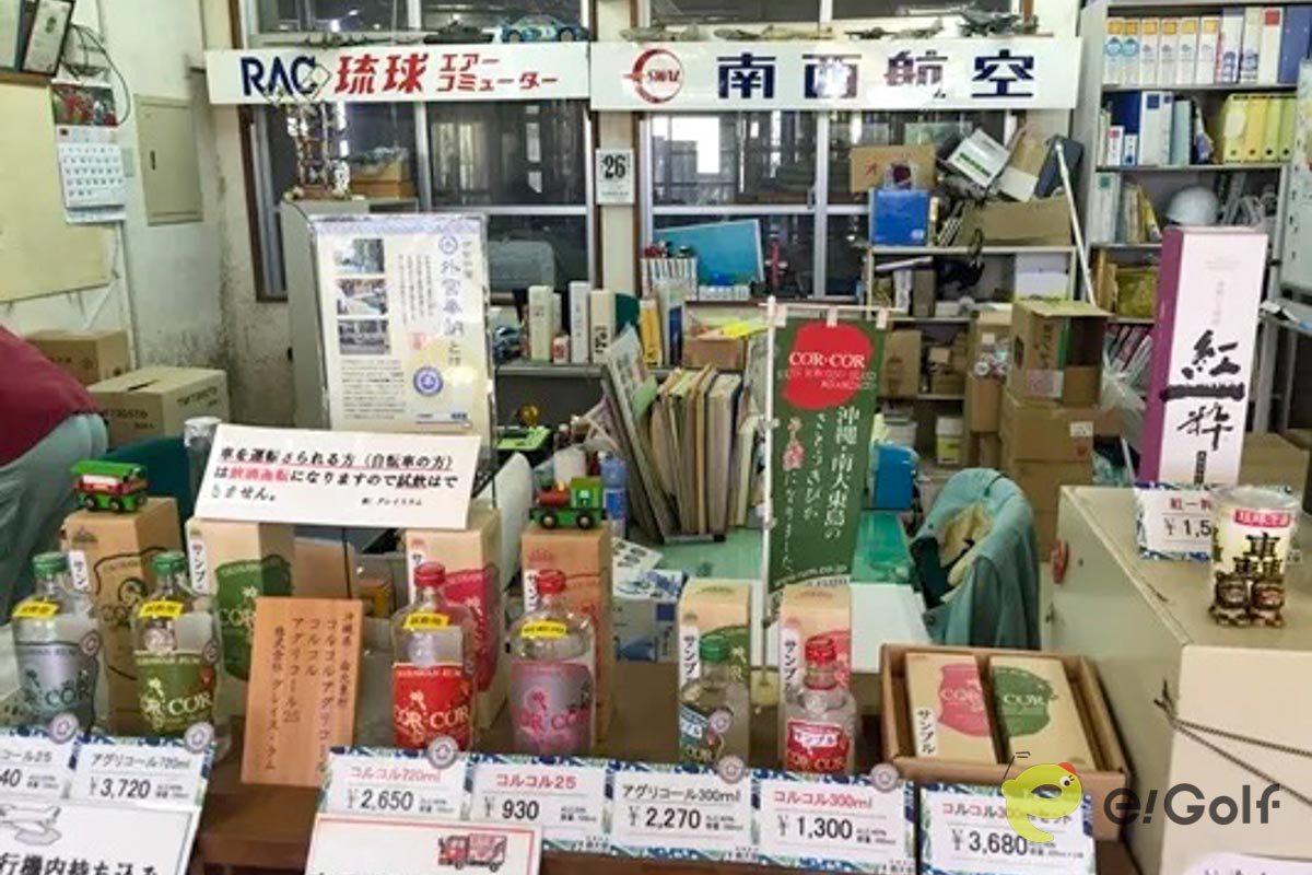 グレイスラムの事務所には琉球エアコミューターや南西航空の看板が残っていた　写真：芝鳥のぶあま