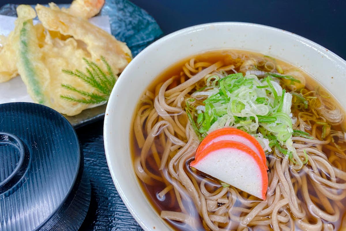 「手打ち天ぷらそばセット」（1650円、「手打ち天ざるセット」も同料金）　写真提供:日本ラインGC