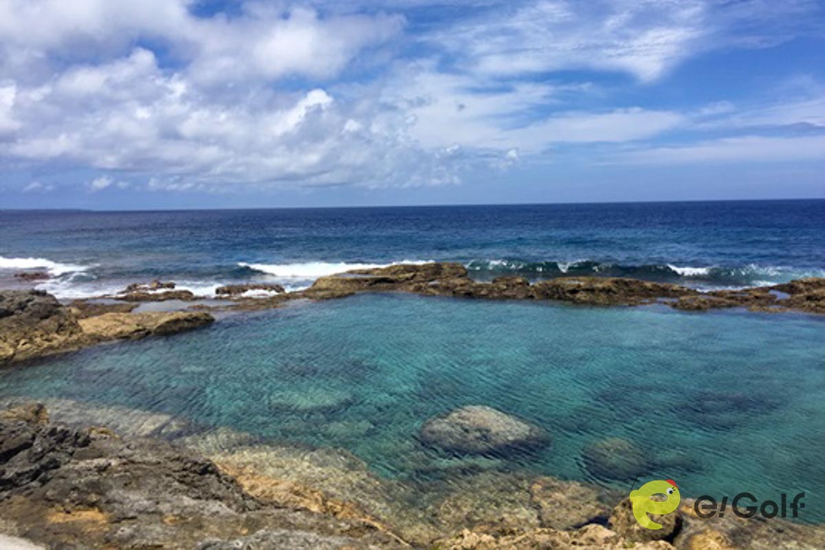 海軍棒プール。南大東島の周りは断崖絶壁で砂浜がないので岩をくりぬいて海水プールに　写真：芝鳥のぶあま