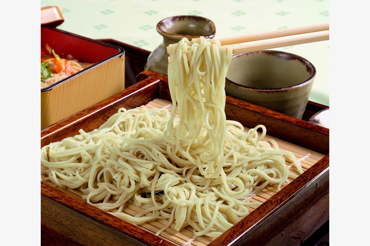 こだわりの“三たて”そばは香りも喉越しもひと味違う。おかわり可能で大満足　写真提供:紫塚GC