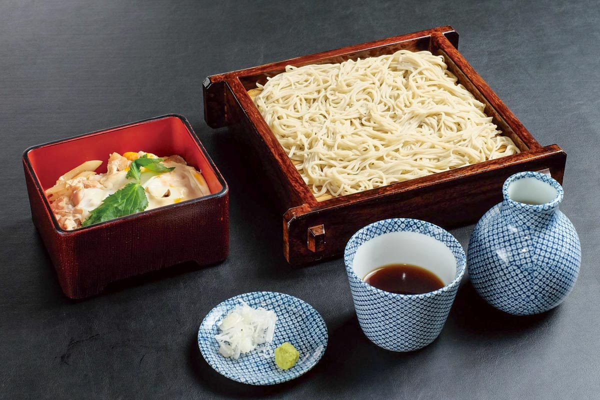 「親子丼と蕎麦」（2200円）　写真提供:紫塚GC