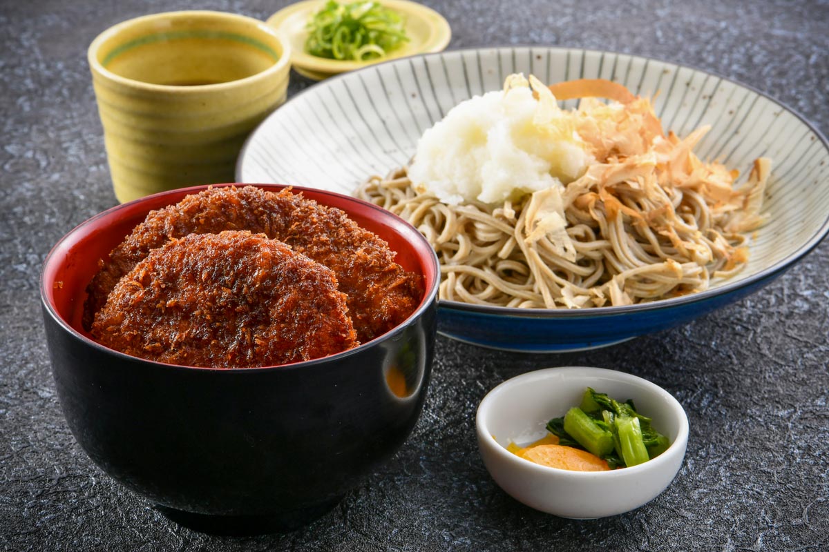 福井名物の共演「おろし蕎麦とソースカツ丼（小）」（プレー料金＋580円）　写真提供:越前CC