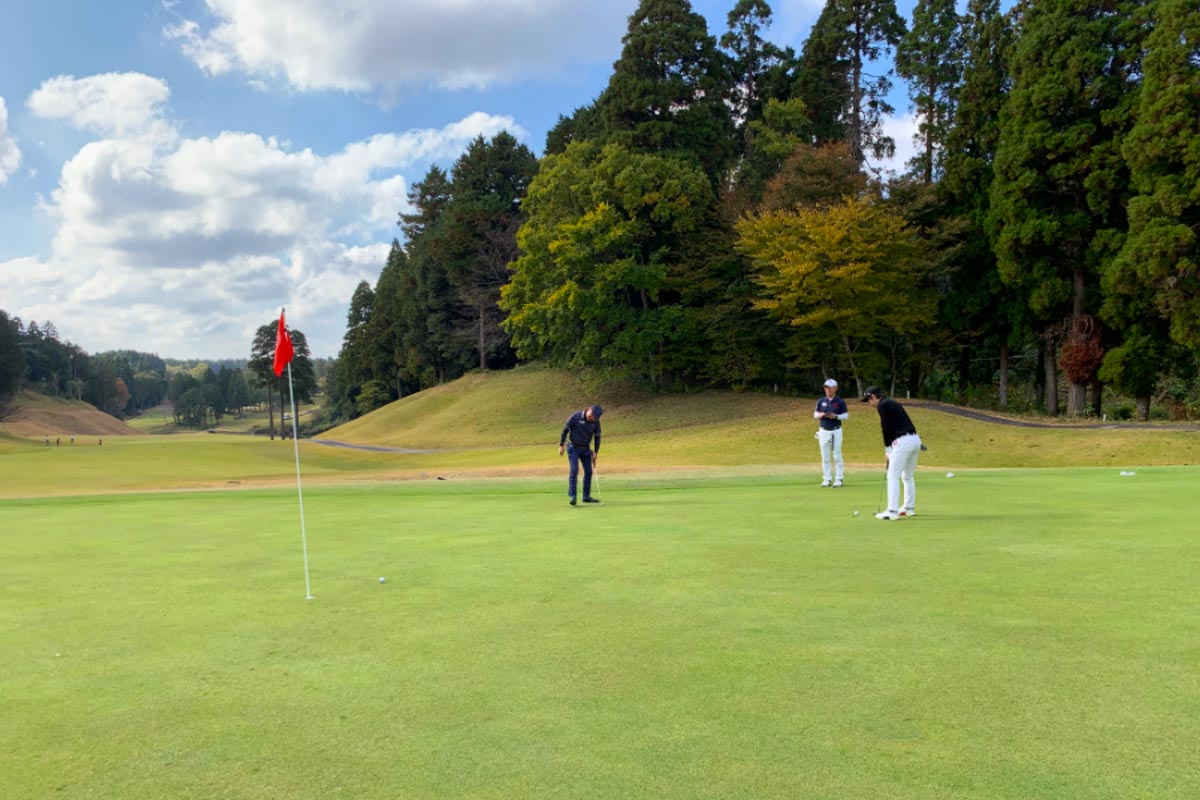 短い距離でもワンパットは難しいもの。まずは距離感＆タッチを合わせて「OK」をもらえるファーストパットを